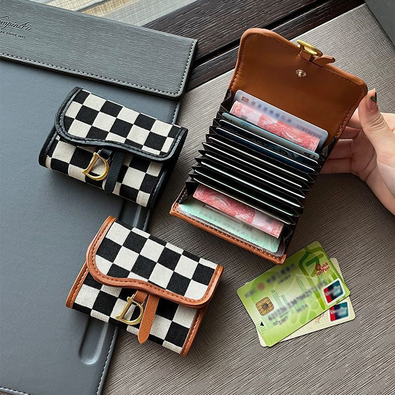 Porte-cartes avec motif en damier et design en forme de lettre D