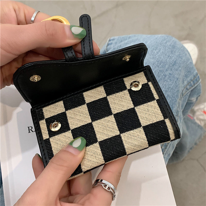 Porte-cartes avec motif en damier et design en forme de lettre D