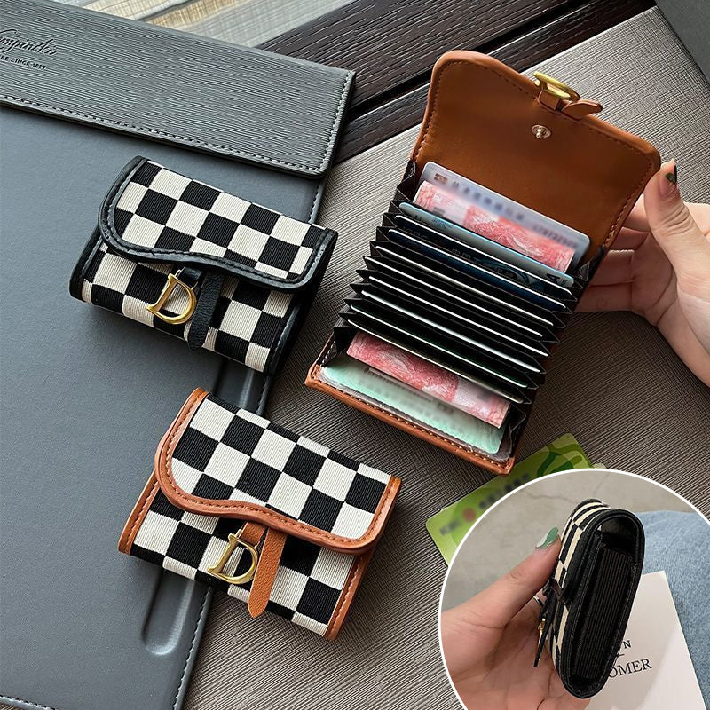 Porte-cartes avec motif en damier et design en forme de lettre D