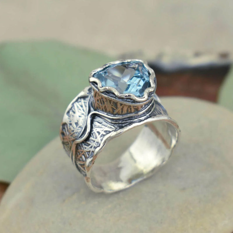 Bague en argent avec topaze bleue